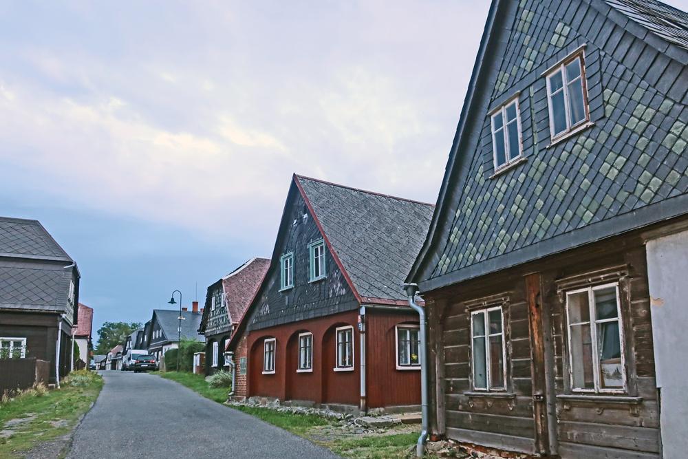 Mandavsk� cyklotrasa proch�z� p��mo pam�tkovou z�nou ve �milovsk�ho ulici v Rumburku.