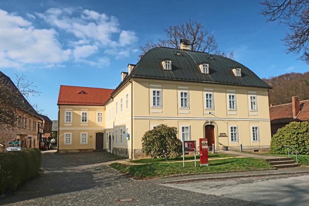 Textiln� muzeum frot� a dama�ku v Gro�sch�nau.