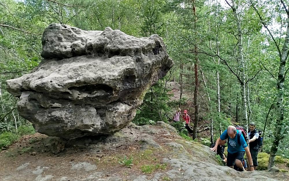 Turist� na Klenhennersdorfer Steinu v Sask�m �v�carsku.