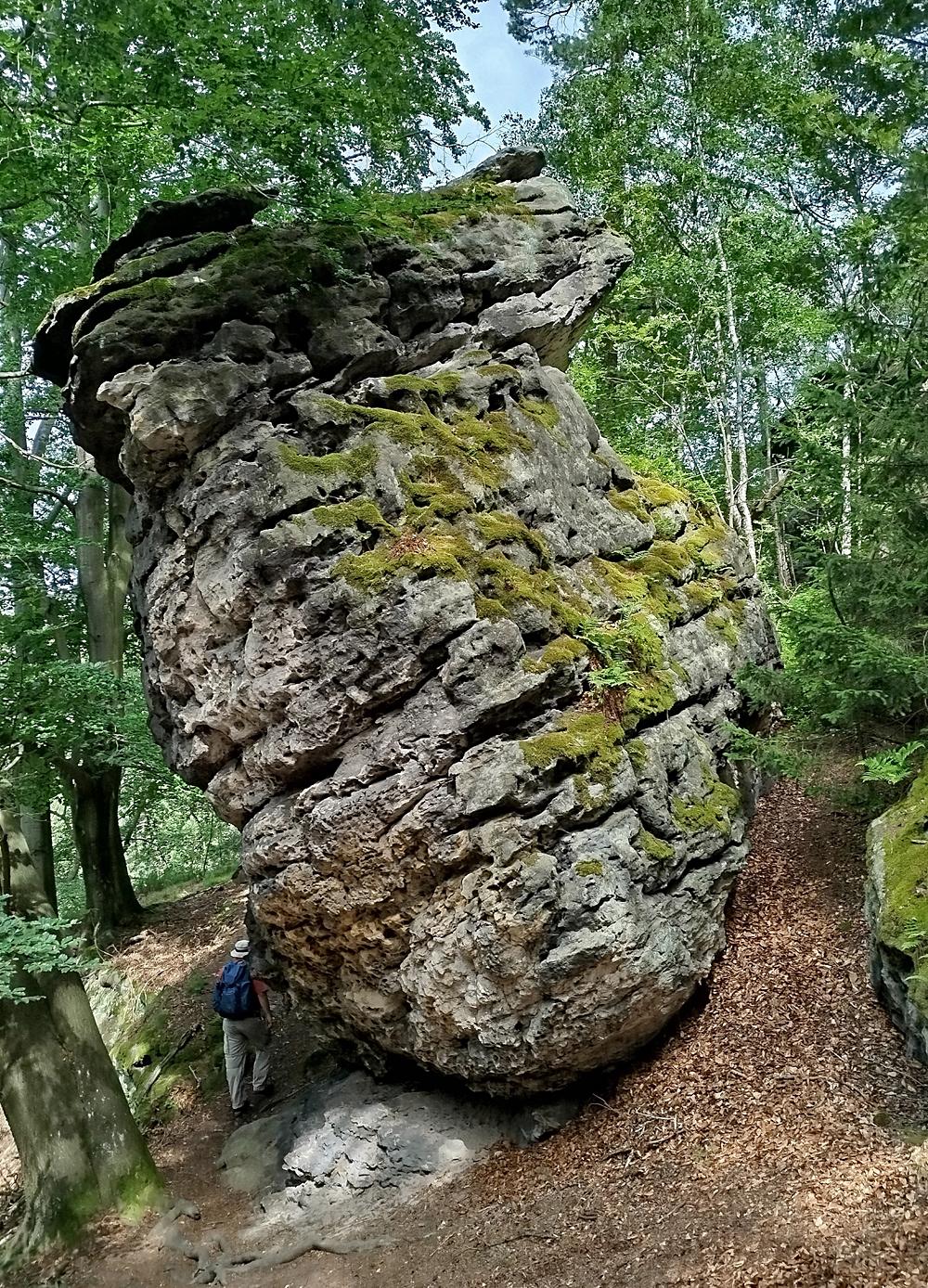 Kleinhennersdorfer Stein je pln� zaj�mav�ch skaln�ch �tvar�.
