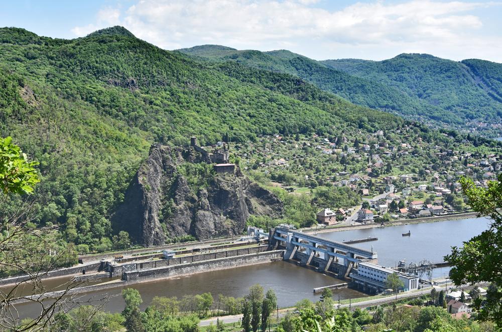 Masarykovo zdymadlo je vybudov�no p��mo u sk�ly pod hradem St�ekovem.