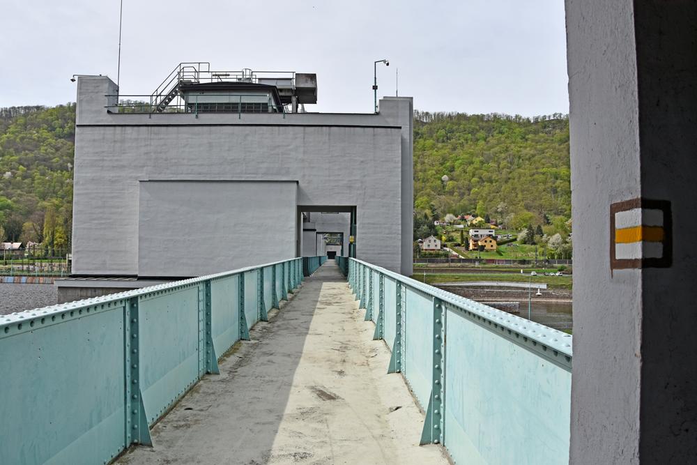 �lut� turistick� stezka p�es Masarykovo zdymadlo.