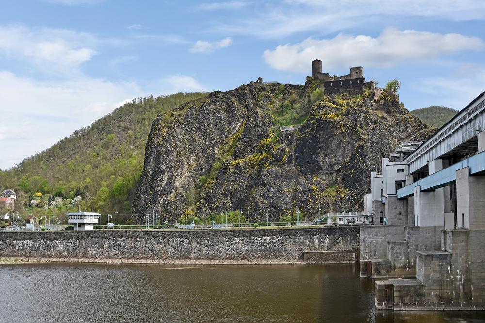 Ze zdymadla je p�kn� v�hled na hrad St�ekov.
