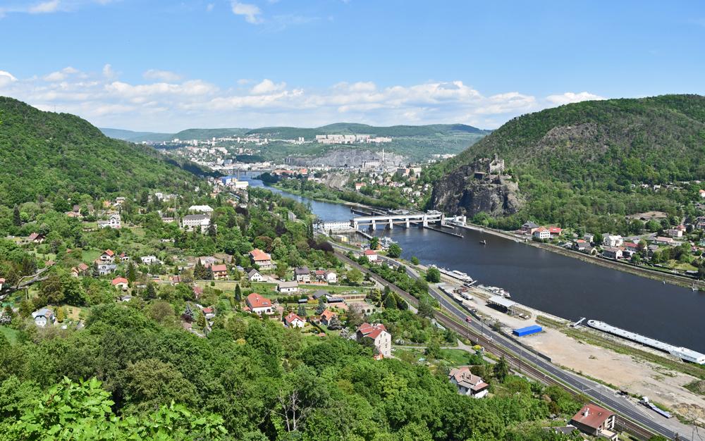 Pohled do labsk�ho �dol� s hradem St�ekovem a Masarykovo zdymadlem.