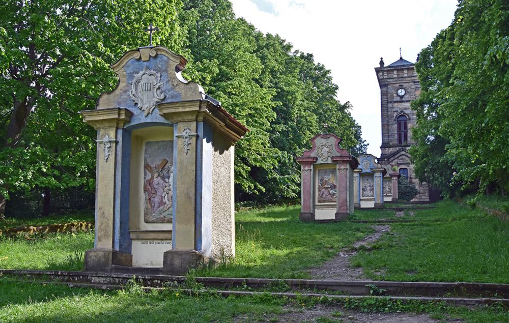 Mezi nejzaj�mav�j�� m�sta na trase Via Sacra Crucis pat�� k��ov� cesta u Ji�et�na pod Jedlovou.