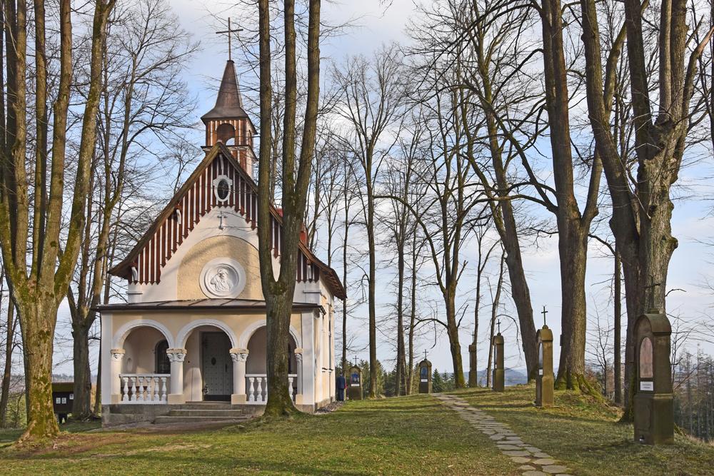 Spiritu�ln� siln� m�sto na Via Nisa Crucis je vrch J�chym u Lobendavy. 