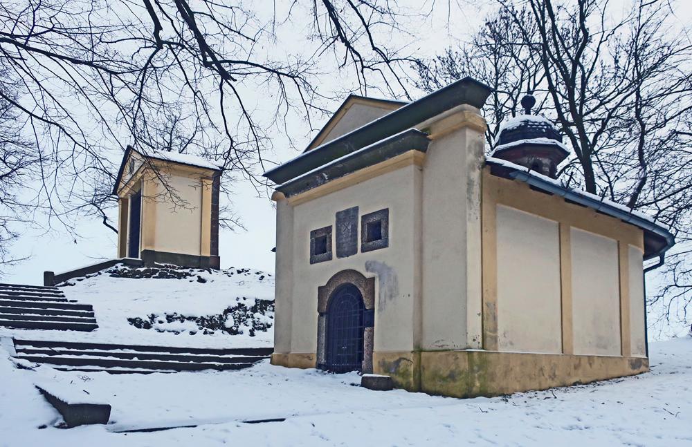 Via Nisa Crucis vede i p�es are�l nejstar�� k��ov� cesty �esk�ho nizozen� ve �luknov�.
