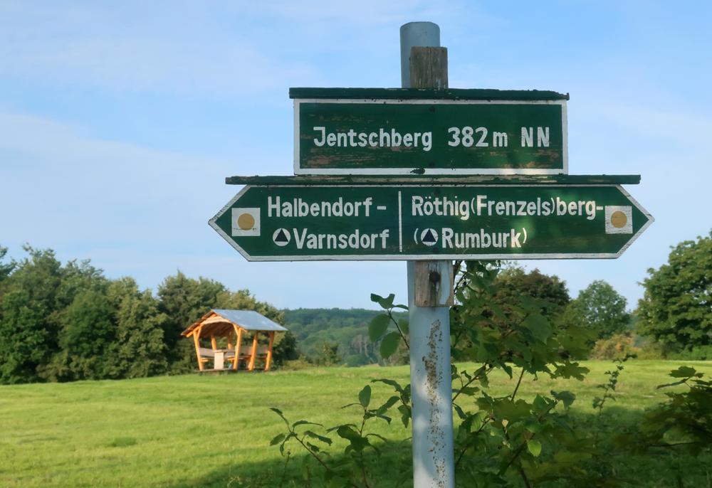 Vrch Jentschberg (382 m n. m.) zdob� nov� vyhl�dka.